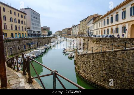 In der Altstadt im Stadtviertel Venezia Nuova das von Kanälen druchzogen ist, liegen zahlreiche Boote im Wasser. Livorno, Toscana, Italien. In der Altstadt von Livorno *** In the old town in the Venezia Nuova district, which is criss-crossed by canals, numerous boats lie in the water Livorno, Tuscany, Italy In the old town of Livorno Stock Photo