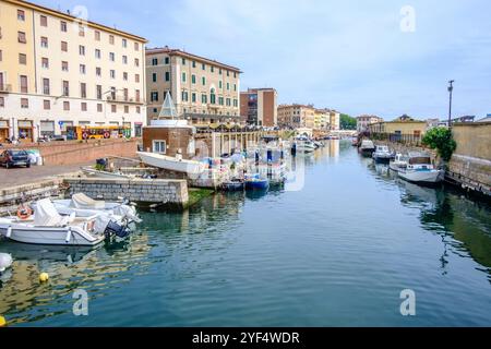 In der Altstadt im Stadtviertel Venezia Nuova das von Kanälen druchzogen ist, liegen zahlreiche Boote im Wasser. Livorno, Toscana, Italien. In der Altstadt von Livorno *** In the old town in the Venezia Nuova district, which is criss-crossed by canals, numerous boats lie in the water Livorno, Tuscany, Italy In the old town of Livorno Stock Photo