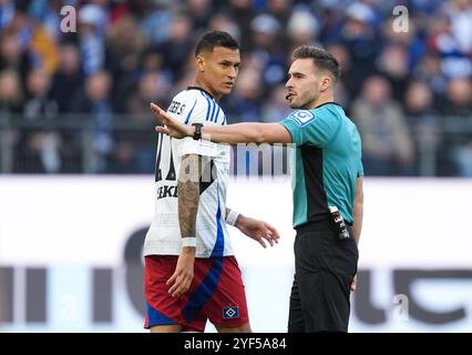 Hamburg, Germany. 03rd Nov, 2024. Soccer: Bundesliga 2, matchday 11, Hamburger SV - 1. FC Nürnberg, in the Volksparkstadion referee Tom Bauer (r) and Hamburg's Davie Selke in action. Credit: Marcus Brandt/dpa - IMPORTANT NOTE: In accordance with the regulations of the DFL German Football League and the DFB German Football Association, it is prohibited to utilize or have utilized photographs taken in the stadium and/or of the match in the form of sequential images and/or video-like photo series./dpa/Alamy Live News Stock Photo