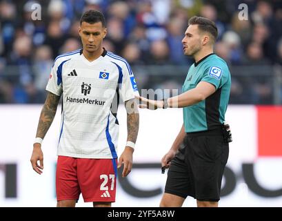 Hamburg, Germany. 03rd Nov, 2024. Soccer: Bundesliga 2, matchday 11, Hamburger SV - 1. FC Nürnberg, in the Volksparkstadion referee Tom Bauer (r) and Hamburg's Davie Selke in action. Credit: Marcus Brandt/dpa - IMPORTANT NOTE: In accordance with the regulations of the DFL German Football League and the DFB German Football Association, it is prohibited to utilize or have utilized photographs taken in the stadium and/or of the match in the form of sequential images and/or video-like photo series./dpa/Alamy Live News Stock Photo