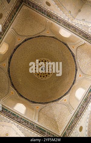 Interior decoration of the cupola of the mosque of Bibi Khanum in Samarkand Stock Photo