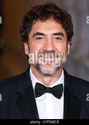 MIRACLE MILE, LOS ANGELES, CALIFORNIA, USA - NOVEMBER 02: Javier Bardem wearing Gucci arrives at the 13th Annual LACMA Art + Film Gala 2024 presented by Gucci held at the Los Angeles County Museum of Art on November 2, 2024 in Miracle Mile, Los Angeles, California, United States. (Photo by Xavier Collin/Image Press Agency) Stock Photo