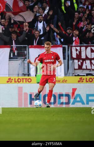 Freiburg Im Breisgau, Germany. 03rd Nov, 2024. Soccer: Bundesliga, SC Freiburg - FSV Mainz 05, Matchday 9, Europa-Park Stadium: Freiburg's Philipp Lienhart on the ball. Credit: Philipp von Ditfurth/dpa - IMPORTANT NOTE: In accordance with the regulations of the DFL German Football League and the DFB German Football Association, it is prohibited to utilize or have utilized photographs taken in the stadium and/or of the match in the form of sequential images and/or video-like photo series./dpa/Alamy Live News Stock Photo