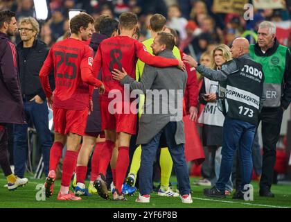 Thomas MUELLER, MÜLLER, FCB 25 Leon GORETZKA, FCB 8 Horst Heldt Geschäftsführer Profifußball Männer des 1. FC Union Berlin   celebrate  after the match  FC BAYERN MUENCHEN - 1.FC UNION BERLIN 3-0   on Nov 2, 2024 in Munich, Germany. Season 2024/2025, 1.Bundesliga, FCB,, München, matchday 9, 9.Spieltag Photographer: Peter Schatz   - DFL REGULATIONS PROHIBIT ANY USE OF PHOTOGRAPHS as IMAGE SEQUENCES and/or QUASI-VIDEO - Stock Photo