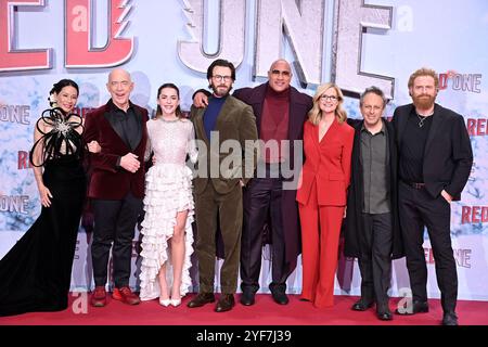 Lucy Liu, J.K. Simmons, Kiernan Shipka, Chris Evans, Dwayne Johnson, Bonnie Hunt, Regisseur Jake Kasdan und Kristofer Hivju bei der „Red One - Alarmst Stock Photo