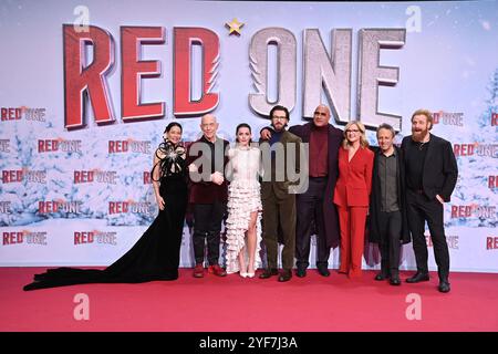 Lucy Liu, J.K. Simmons, Kiernan Shipka, Chris Evans, Dwayne Johnson, Bonnie Hunt, Regisseur Jake Kasdan und Kristofer Hivju bei der „Red One - Alarmst Stock Photo