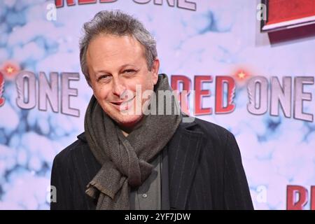 Jake Kasdan bei der „Red One - Alarmstufe Weihnachten“ Film Premiere am 3.11.2024 in Berlin Stock Photo