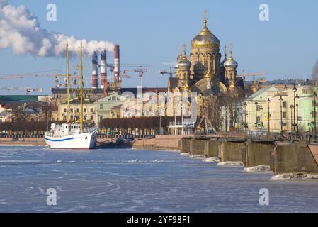 ST PETERSBURG, RUSSIA - MARCH 16, 2018: View of the Church of the Assumption of the Blessed Virgin Mary and the training ship 'Young Baltiets' on a su Stock Photo