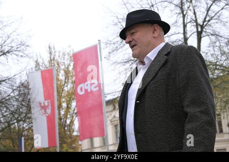 Potsdam, Germany. 04th Nov, 2024. Robert Crumbach, regional head of the BSW Brandenburg, goes to the Regine-Hildebrandt-Haus, the headquarters of the SPD Brandenburg. He meets there for initial coalition negotiations with the SPD. Credit: Michael Bahlo/dpa/Alamy Live News Stock Photo