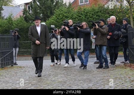 Potsdam, Germany. 04th Nov, 2024. Robert Crumbach, regional head of the BSW Brandenburg, goes to the Regine-Hildebrandt-Haus, the headquarters of the SPD Brandenburg. He meets there for initial coalition negotiations with the SPD. Credit: Michael Bahlo/dpa/Alamy Live News Stock Photo