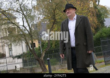 Potsdam, Germany. 04th Nov, 2024. Robert Crumbach, regional head of the BSW Brandenburg, goes to the Regine-Hildebrandt-Haus, the headquarters of the SPD Brandenburg. He meets there for initial coalition negotiations with the SPD. Credit: Michael Bahlo/dpa/Alamy Live News Stock Photo