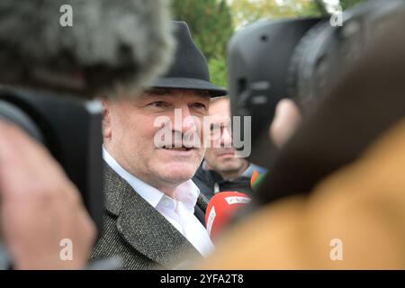 Potsdam, Germany. 04th Nov, 2024. Robert Crumbach, regional head of BSW Brandenburg, gives an interview on his way to the Regine-Hildebrandt-Haus, the headquarters of the Brandenburg SPD. He is meeting there for initial coalition negotiations with the SPD. Credit: Michael Bahlo/dpa/Alamy Live News Stock Photo