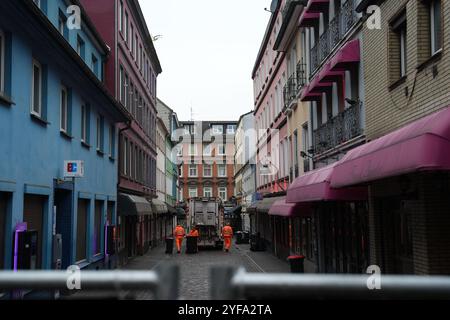 Hamburg, Germany. 04th Nov, 2024. A garbage truck drives through Herbertstraße in the St. Pauli district and empties the garbage cans. Credit: Marcus Brandt/dpa/Alamy Live News Stock Photo