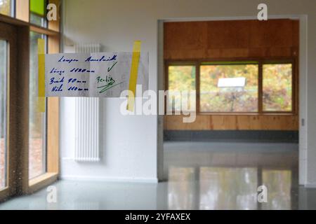 Potsdam, Germany. 04th Nov, 2024. Interior view of a new accommodation building for gardeners. The Prussian Palaces and Gardens Foundation Berlin-Brandenburg (SPSG) built the building in Potsdam's Sanssouci Park. It offers space for offices and social rooms as well as storage and parking areas for the machinery. Credit: Michael Bahlo/dpa/Alamy Live News Stock Photo