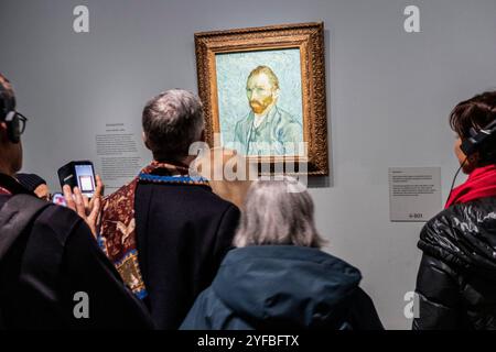 Paris (France), 2024/01/26: tourists in front of a painting from the Van Gogh exhibition at the 'Musée d'Orsay' museum, self-portrait by Dutch painter Stock Photo