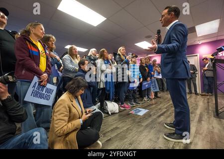 Harrisburg, Pennsylvania, USA, 4 November, 2024. Pennsylvania Gov. Josh Shapiro speaks to Harris Walz supporters at a Democratic rally at the Service Employees International Union hall in Harrisburg as the last hours before 2024 national voting tick down. At his left, actors Martin Sheen and Sam Waterston. John Lazenby/Alamy Live News Stock Photo