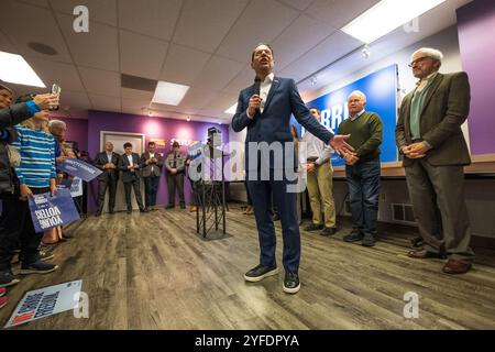 Harrisburg, Pennsylvania, USA, 4 November, 2024. Pennsylvania Gov. Josh Shapiro speaks to Harris Walz supporters at a Democratic rally at the Service Employees International Union hall in Harrisburg as the last hours before 2024 national voting tick down. At his left, actors Martin Sheen and Sam Waterston. John Lazenby/Alamy Live News Stock Photo