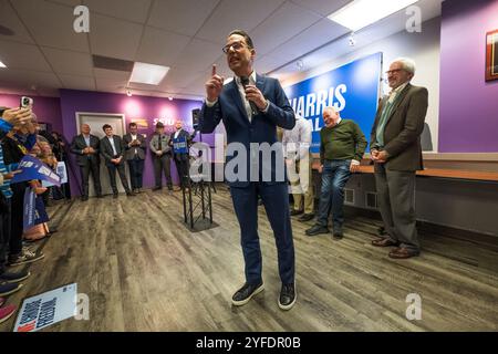 Harrisburg, Pennsylvania, USA, 4 November, 2024. Pennsylvania Gov. Josh Shapiro speaks to Harris Walz supporters at a Democratic rally at the Service Employees International Union hall in Harrisburg as the last hours before 2024 national voting tick down. At his left, actors Martin Sheen and Sam Waterston. John Lazenby/Alamy Live News Stock Photo