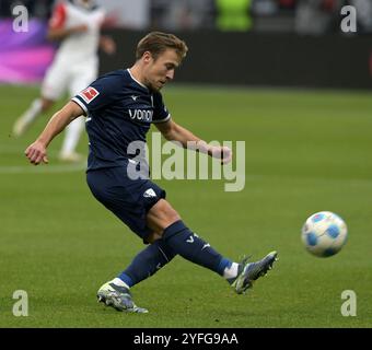 Felix Passlack ( VFL Bochum ) beim Einwurf. GER, Bayer 04 Leverkusen vs VFL Bochum, Fussball