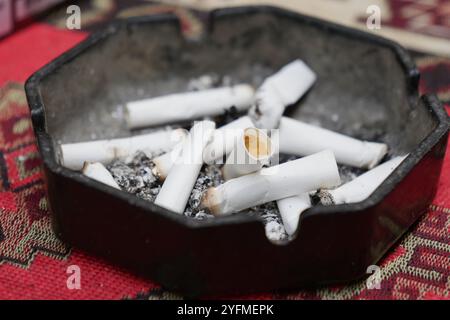 uses for cigarette ashes Cigarette ashes hi-res stock photography and images