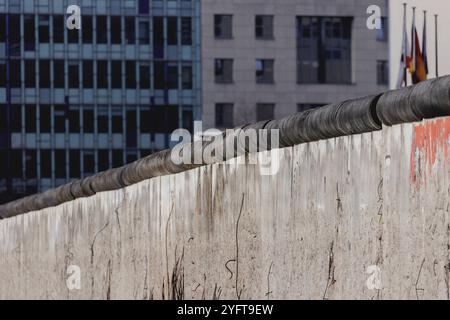 Ueberreste der Berliner Mauer an der Niederkirchnerstrasse, aufgenommen in Berlin, 05.11.2024. In dieser Woche jaehrt sich der Fall der Berliner Mauer Stock Photo