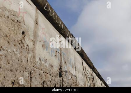 Ueberreste der Berliner Mauer an der Niederkirchnerstrasse, aufgenommen in Berlin, 05.11.2024. In dieser Woche jaehrt sich der Fall der Berliner Mauer Stock Photo