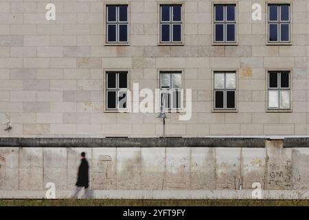 Ueberreste der Berliner Mauer an der Niederkirchnerstrasse, aufgenommen in Berlin, 05.11.2024. In dieser Woche jaehrt sich der Fall der Berliner Mauer Stock Photo