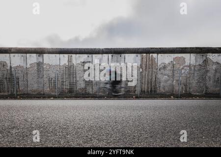 Ueberreste der Berliner Mauer an der Niederkirchnerstrasse, aufgenommen in Berlin, 05.11.2024. In dieser Woche jaehrt sich der Fall der Berliner Mauer Stock Photo