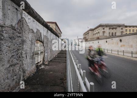 Ueberreste der Berliner Mauer an der Niederkirchnerstrasse, aufgenommen in Berlin, 05.11.2024. In dieser Woche jaehrt sich der Fall der Berliner Mauer Stock Photo