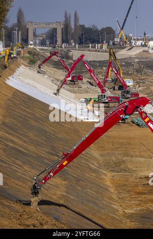 BERG AAN DE MAAS - The Department of Public Works has begun excavating the Juliana Canal between Berg aan de Maas and Obbicht. Shipping traffic through the waterway is blocked to remove a layer of silt and re-cover the bottom and sides. The canal in Limburg will thus be made suitable for larger ships. ANP MARCEL VAN HOORN netherlands out - belgium out Stock Photo