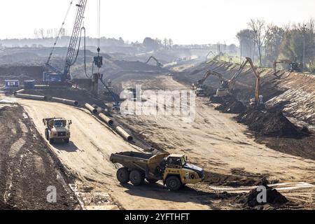 BERG AAN DE MAAS - The Department of Public Works has begun excavating the Juliana Canal between Berg aan de Maas and Obbicht. Shipping traffic through the waterway is blocked to remove a layer of silt and re-cover the bottom and sides. The canal in Limburg will thus be made suitable for larger ships. ANP MARCEL VAN HOORN netherlands out - belgium out Stock Photo