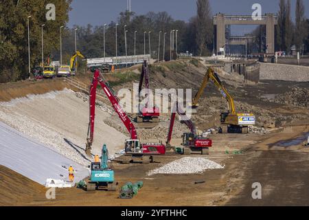 BERG AAN DE MAAS - The Department of Public Works has begun excavating the Juliana Canal between Berg aan de Maas and Obbicht. Shipping traffic through the waterway is blocked to remove a layer of silt and re-cover the bottom and sides. The canal in Limburg will thus be made suitable for larger ships. ANP MARCEL VAN HOORN netherlands out - belgium out Stock Photo