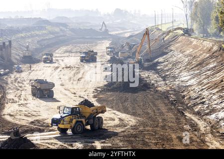 BERG AAN DE MAAS - The Department of Public Works has begun excavating the Juliana Canal between Berg aan de Maas and Obbicht. Shipping traffic through the waterway is blocked to remove a layer of silt and re-cover the bottom and sides. The canal in Limburg will thus be made suitable for larger ships. ANP MARCEL VAN HOORN netherlands out - belgium out Stock Photo