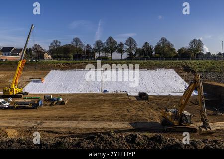 BERG AAN DE MAAS - The Department of Public Works has begun excavating the Juliana Canal between Berg aan de Maas and Obbicht. Shipping traffic through the waterway is blocked to remove a layer of silt and re-cover the bottom and sides. The canal in Limburg will thus be made suitable for larger ships. ANP MARCEL VAN HOORN netherlands out - belgium out Stock Photo