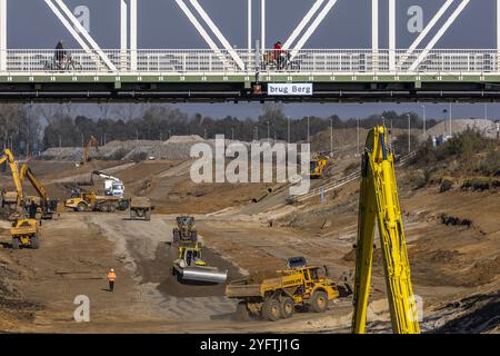 BERG AAN DE MAAS - The Department of Public Works has begun excavating the Juliana Canal between Berg aan de Maas and Obbicht. Shipping traffic through the waterway is blocked to remove a layer of silt and re-cover the bottom and sides. The canal in Limburg will thus be made suitable for larger ships. ANP MARCEL VAN HOORN netherlands out - belgium out Stock Photo