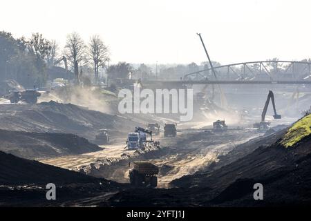 BERG AAN DE MAAS - The Department of Public Works has begun excavating the Juliana Canal between Berg aan de Maas and Obbicht. Shipping traffic through the waterway is blocked to remove a layer of silt and re-cover the bottom and sides. The canal in Limburg will thus be made suitable for larger ships. ANP MARCEL VAN HOORN netherlands out - belgium out Stock Photo