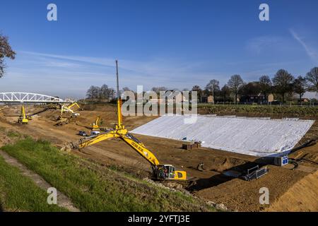 BERG AAN DE MAAS - The Department of Public Works has begun excavating the Juliana Canal between Berg aan de Maas and Obbicht. Shipping traffic through the waterway is blocked to remove a layer of silt and re-cover the bottom and sides. The canal in Limburg will thus be made suitable for larger ships. ANP MARCEL VAN HOORN netherlands out - belgium out Stock Photo