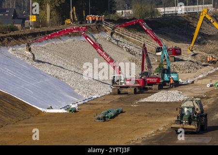 BERG AAN DE MAAS - The Department of Public Works has begun excavating the Juliana Canal between Berg aan de Maas and Obbicht. Shipping traffic through the waterway is blocked to remove a layer of silt and re-cover the bottom and sides. The canal in Limburg will thus be made suitable for larger ships. ANP MARCEL VAN HOORN netherlands out - belgium out Stock Photo