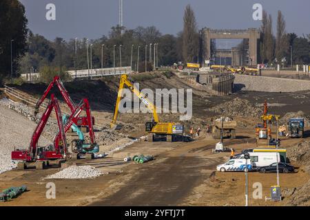 BERG AAN DE MAAS - The Department of Public Works has begun excavating the Juliana Canal between Berg aan de Maas and Obbicht. Shipping traffic through the waterway is blocked to remove a layer of silt and re-cover the bottom and sides. The canal in Limburg will thus be made suitable for larger ships. ANP MARCEL VAN HOORN netherlands out - belgium out Stock Photo