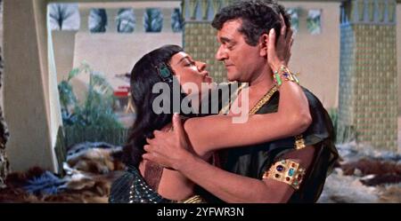 LAND OF THE PHARAOHS  1955 Warner Bros. film with Kerima Jack Hawkins as the Pharaoh  Khufu Stock Photo