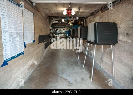 San Francisco, United States. 05th Nov, 2024. An American Voting At A Polling Place In San Francisco. Voting booths set up in a residential garage in the Potrero Hill neighborhood of San Francisco during the local election, offering residents a private space for casting their ballots. Credit: SOPA Images Limited/Alamy Live News Stock Photo