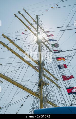 The magnificent mast of the Bima Suci sailing ship with ropes and flags of friendly countries from various countries, Semayang Harbor, BPN, Indonesia Stock Photo