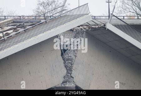 Dresden, Germany. 06th Nov, 2024. View of the partially collapsed bridge span of the Carola Bridge. The western section of the bridge with streetcar tracks, cycle path and footpath collapsed on the night of September 11, 2024 for unknown reasons. Credit: Robert Michael/dpa/Alamy Live News Stock Photo