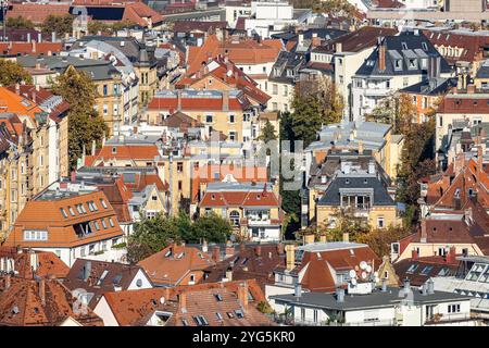 Stadtansicht Stuttgart. Über den Dächern von Stuttgart-Süd. // 04.10.2024: Stuttgart, Baden-Württemberg, Deutschland *** City view Stuttgart Above the rooftops of Stuttgart South 04 10 2024 Stuttgart, Baden Württemberg, Germany Stock Photo