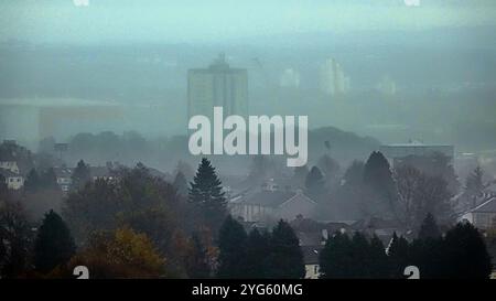 Glasgow, Scotland, UK. 6th November, 2024.  UK Weather:   anticyclonic gloom Autumn weather saw wet misty weather hide the southern towers the city disappears in the distance. Credit Gerard Ferry/Alamy Live News Stock Photo