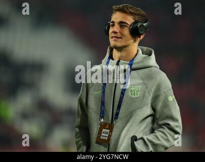 Belgrade, Serbia. 6th Nov, 2024. Gavi of Barcelona inspects the pitch before the UEFA Champions League 2024/25 League Phase MD4 match between FK Crvena Zvezda and FC Barcelona at the Rajko Mitic Stadium on November 06, 2024. Credit: Dimitrije Vasiljevic/Alamy Live News Stock Photo