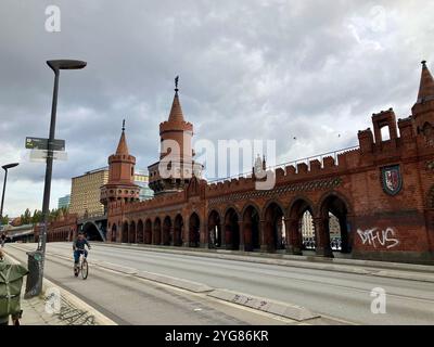 Oberbaumbrücke (Oberbaum Bridge) which crosses the River Spree. Friedrichshain-Kreuzberg, Berlin, Germany. 4th October 2023. Stock Photo