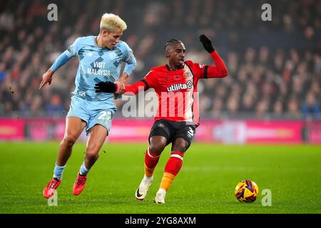 Luton Town's Amari'i Bell (right) battle for the ball with Cardiff City's Rubin Colwill (left) during the Sky Bet Championship match at Kenilworth Road, Luton. Picture date: Wednesday November 6, 2024. Stock Photo