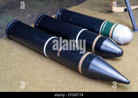 Carl-Gustaf shoulder-launched hand-held anti-tank missile launcher ...