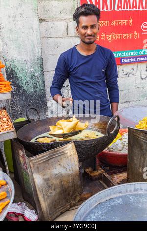 Berna Bugh, Kangan, India. Frying samosas at a market in a village of Jammu and Kashmir. Stock Photo